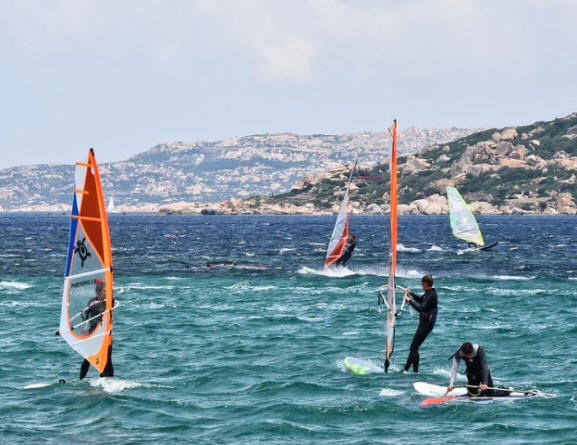 Displays a surfing event with 3 participants